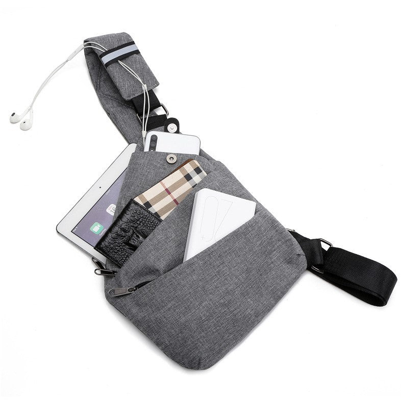 Bolso antirrobo abierto mostrando tablet, celular y billetera