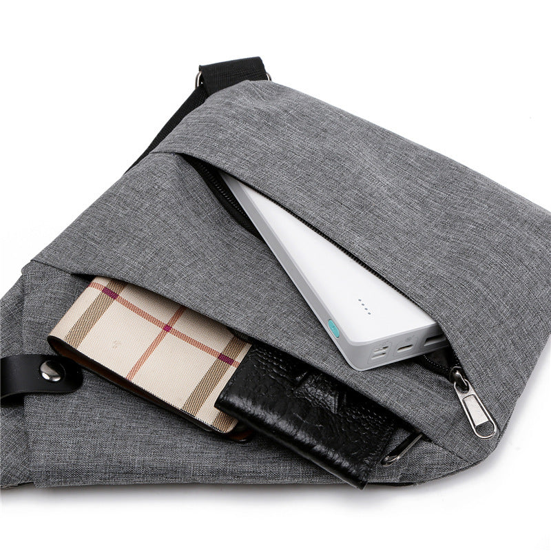 Detalle de compartimientos con power bank y billetera